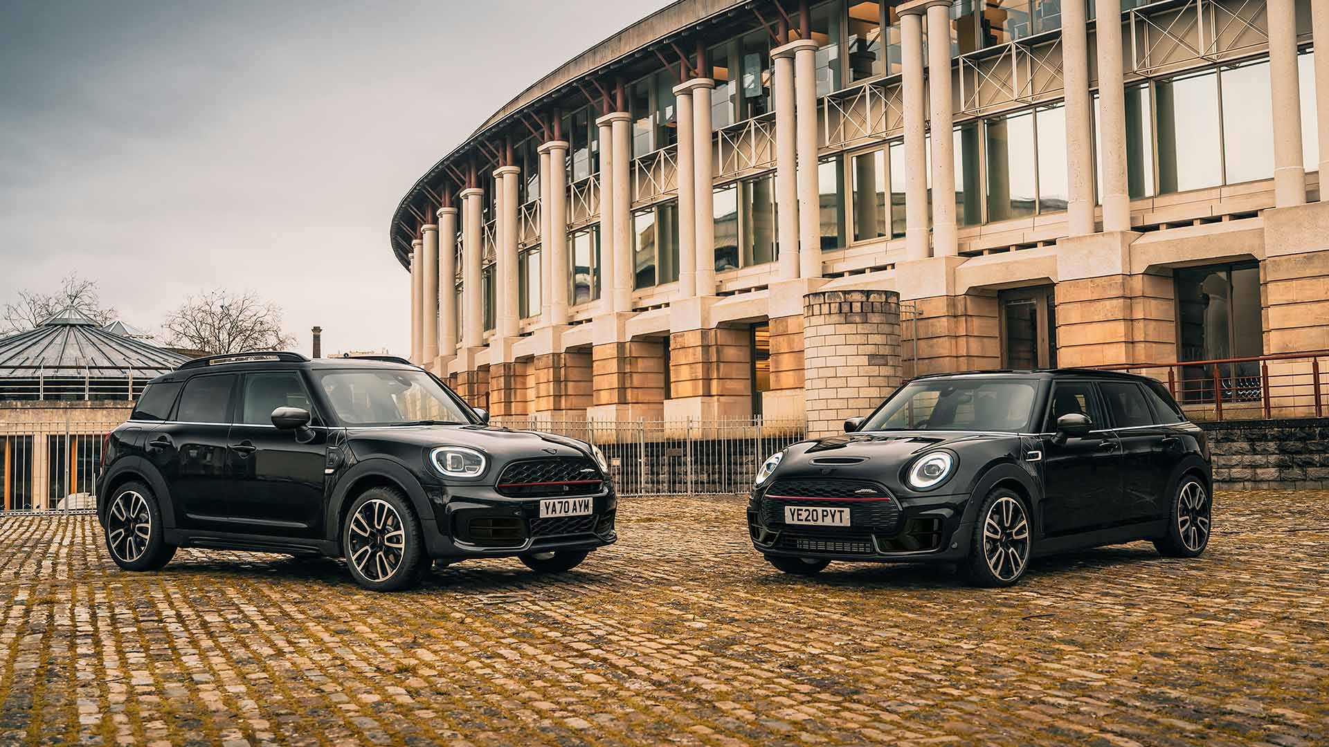 MINI Clubman und Countryman Dreiviertel-Seitenansicht vor Gebäude. MINI Clubman und MINI Countryman in Dreiviertel-Seitenansicht vor Gebäude.